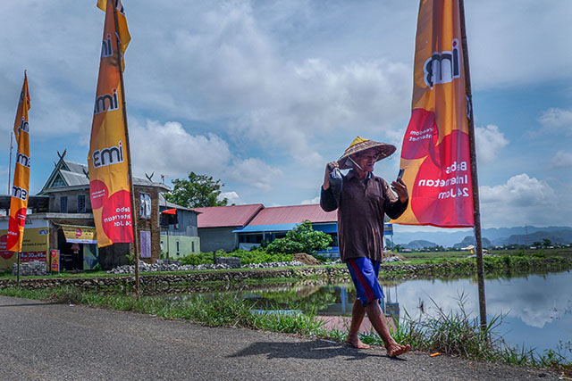 Seorang petani menggunakan smartphone di Desa Bulu Cindea Kecamatan Bungoro, Kabupaten Pangkep, Sulawesi Selatan, Senin (4/12/2023).  Indosat Ooredoo Hutchison (Indosat atau IOH) melalui brand IM3 menghadirkan program Desa Digital IM3 di beberapa desa di Sulawesi Selatan, bertujuan untuk memberdayakan pegiat usaha mikro, kecil dan menengah (UMKM).