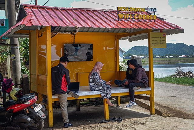 Warga mengakses internet di Wifi Corner, Desa Bulu Cindea Kecamatan Bungoro, Kabupaten Pangkep, Sulawesi Selatan, Senin (4/12/2023). Indosat Ooredoo Hutchison (Indosat atau IOH) melalui brand IM3 menghadirkan program Desa Digital IM3 di beberapa desa di Sulawesi Selatan, bertujuan untuk memberdayakan pegiat usaha mikro, kecil dan menengah (UMKM).