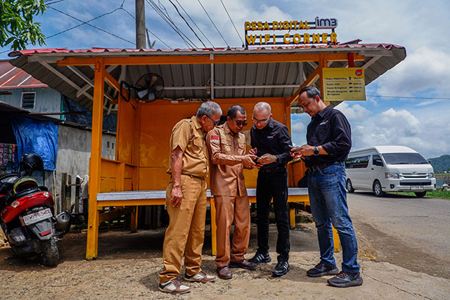 Steve Saerang, SVP – Head of Corporate Communications Indosat Ooredoo Hutchison (kedua kanan) bersama aparat pemerintah setempat melihat jaringan indosat menggunakan wifi Indosat di Desa Bulu Cindea Kecamatan Bungoro, Kabupaten Pangkep, Sulawesi Selatan, Senin (4/12/2023).