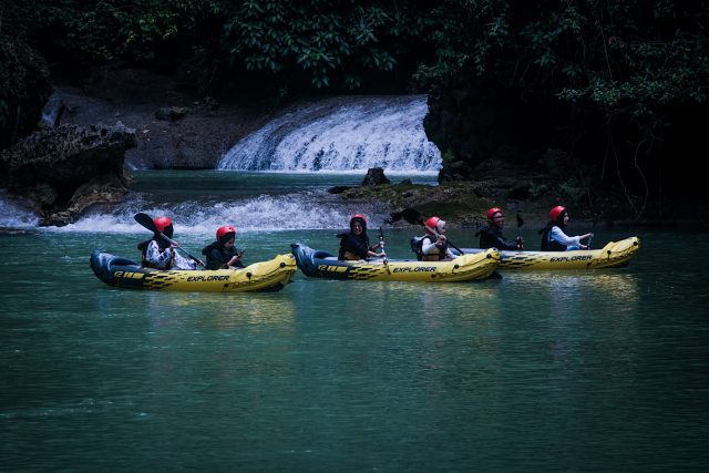 Sejumlah pengunjung tengah menelusuri sungai menggunakan perahu kano di kawasan Taman Nasional Bantimurung Bulusaraung, Kabupaten Maros, Minggu (3/12/2023).