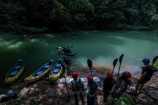 Sejumlah pengunjung tengah menelusuri sungai menggunakan perahu kano di kawasan Taman Nasional Bantimurung Bulusaraung, Kabupaten Maros, Minggu (3/12/2023).