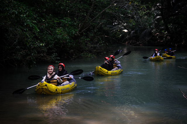 Sejumlah pengunjung tengah menelusuri sungai menggunakan perahu kano di kawasan Taman Nasional Bantimurung Bulusaraung, Kabupaten Maros, Minggu (3/12/2023).