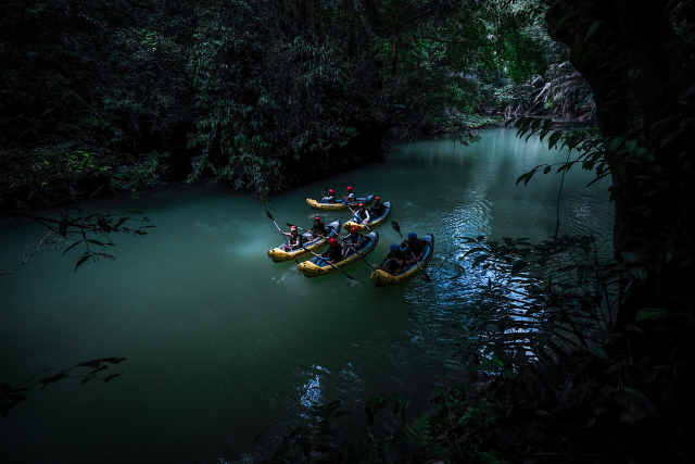 Sejumlah pengunjung tengah menelusuri sungai menggunakan perahu kano di kawasan Taman Nasional Bantimurung Bulusaraung, Kabupaten Maros, Minggu (3/12/2023).