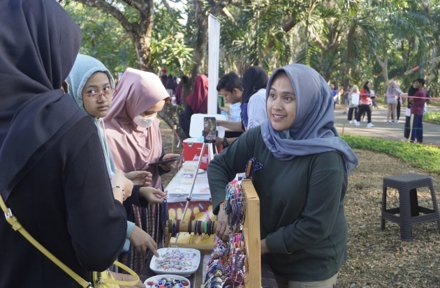 Bukan hanya piknik, warga Bukit Baruga juga bisa berburu sovenir di Baruga Market.