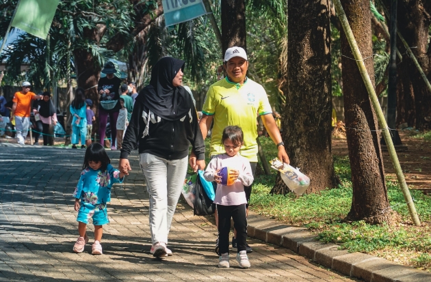 Keluarga yang bermukim di Bukit Baruga tampak asyik mengobrol dan menikmati kebersamaan di Baruga Market pada akhir pekan.