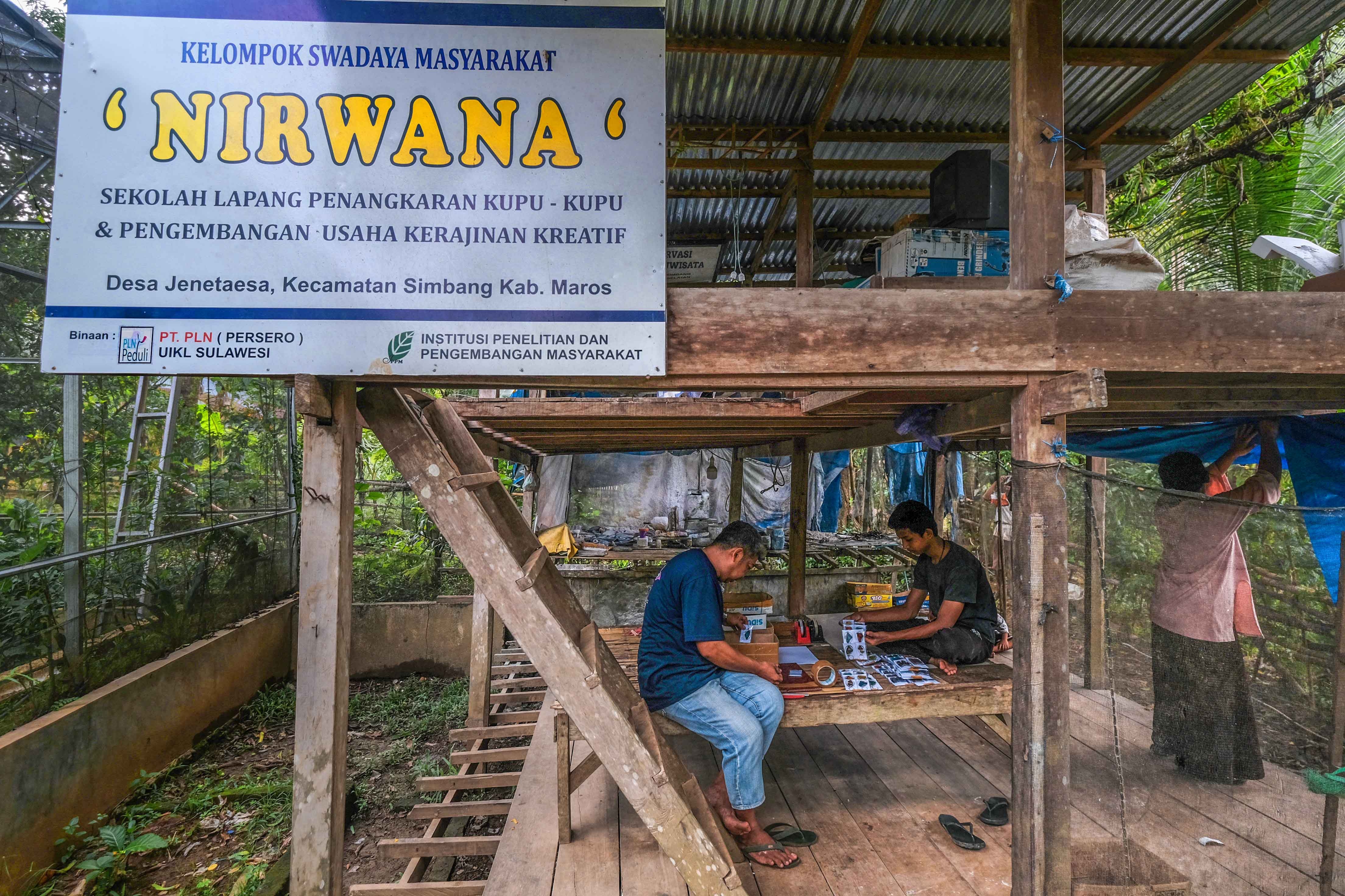 UMKM Nirwana di Desa Jenetaesa, Kabupaten Maros mendapatkan bantuan penangkaran kupu-kupu dan alat produksi kerajinan souvenir dari PLN.