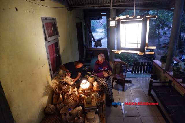 UMKM  Wulandani Maju dirintis sejak tahun 2020. Saat itu, pasangan suami istri ini melihat bahan baku bambu tumbuh subur di halaman rumahnya. Iapun berkreativitas dengan menyulap bambu menjadi produk kerajinan bernilai jual.