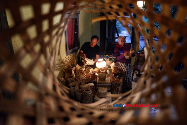 Pasangan suami istri Dani (54 tahun) dan Hasna Bulan (54 tahun) pemilik usaha kerajinan kriya bambu Wulandani Maju di Desa Damai, Kecamatan Tanralili, Kabupaten Maros, Rabu (24/11/2023).