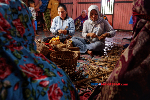 Surianty ketua kelompok UMKM  Bungaeja Craf bersama beberapa purna Pekerja Migran Indonesia (PMI) membuat kerajinan tangan dari bahan baku eceng gondok di Desa Damai, Kecamatan Tanralili, Kabupaten Maros, Rabu (24/11/2023).