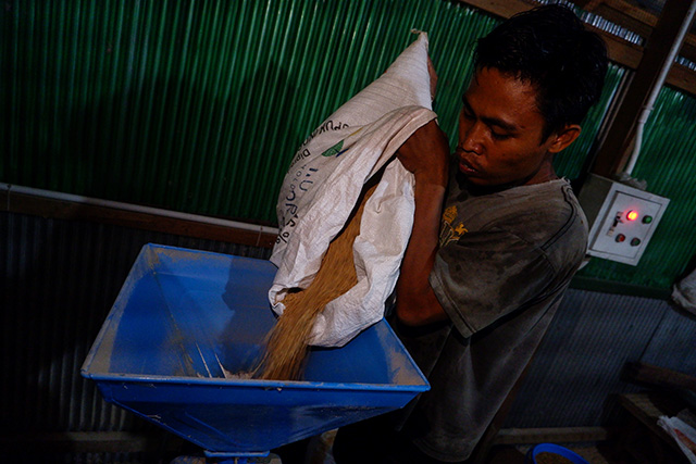 Sunardi (35) melakukan penggilingan padi di Rumah Produksi Penggilingan Padi Listrik di Kampung Massaloeng, Rammang-Rammang, Desa Salenrang, Kec.Bontoa, Kabupaten Maros, Sulawesi Selatan, Sabtu (25/11/2023).