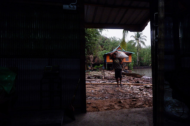 Sunardi (35) mebawa gabah ke Rumah Produksi Penggilingan Padi Listrik di Kampung Massaloeng, Rammang-Rammang, Desa Salenrang, Kec.Bontoa, Kabupaten Maros, Sulawesi Selatan, Sabtu (25/11/2023).