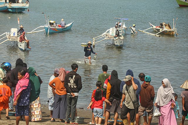 Nelayan mengangkut ikan hasil tangkapannya di PPI Beba, Kabupaten Takalar, Sulawesi Selatan, Minggu (3/12/2023).