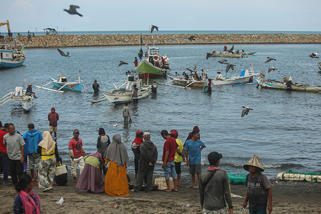 Nelayan mengangkut ikan hasil tangkapannya di PPI Beba, Kabupaten Takalar, Sulawesi Selatan, Minggu (3/12/2023).