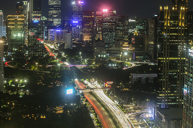 Kemilau cahaya lampu gedung-gedung bertingkat di Jakarta, Selasa (5/12/2023).