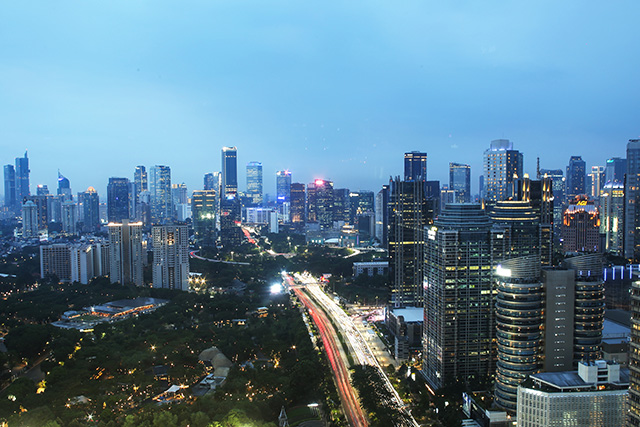 Kemilau cahaya lampu gedung-gedung bertingkat di Jakarta, Selasa (5/12/2023).