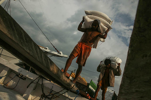 Sejumlah buruh angkut melakukan bongkar muat di Pelabuhan Paotere, Makassar, Sulawesi Selatan, Kamis (4/01/2024).