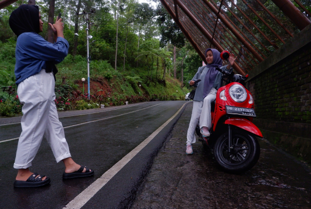 Warga mengisi liburan tahun baru dengan touring bersama sepeda motor Honda ke Malino, Kabupaten Gowa, Sulawesi Selatan, Jumat (5/1/2024).