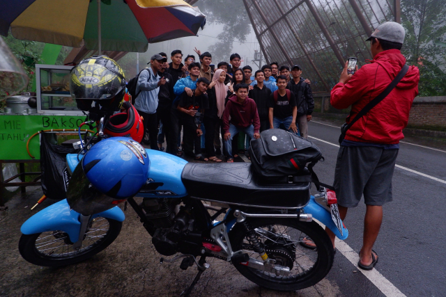 Warga mengisi liburan tahun baru dengan touring bersama sepeda motor Honda ke Malino, Kabupaten Gowa, Sulawesi Selatan, Jumat (5/1/2024).