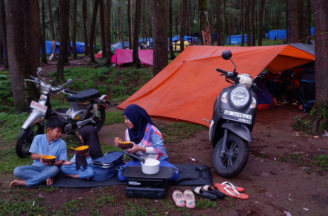 Warga mengisi liburan tahun baru dengan camping ditemani sepeda motor Honda di Malino, Kabupaten Gowa, Sulawesi Selatan.