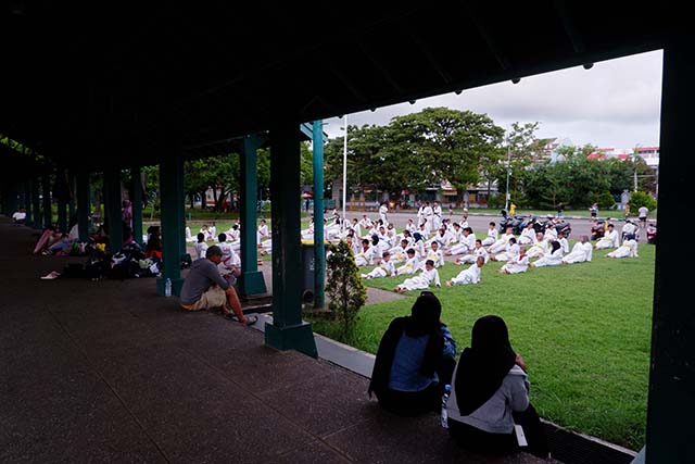 Sejumlah anak mengikuti latihan beladiri Taekwondo di halaman Masjid Al-Markaz Al-Islami, Makassar, Sulawesi Selatan, Minggu (07/01/2024).