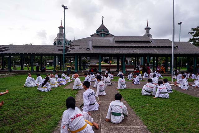 Sejumlah anak mengikuti latihan beladiri Taekwondo di halaman Masjid Al-Markaz Al-Islami, Makassar, Sulawesi Selatan, Minggu (07/01/2024).