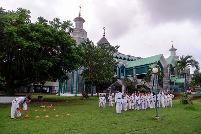 Pekarangan Masjid Al-Markaz juga punya fungsi ruang sosial seperti dijadikan sebagai tempat berolahraga dan bermain bagi anak-anak.