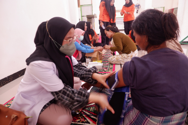 Pemeriksaan kesehatan bagi warga yang mengungsi di Masjid Makkah Al Mukarramah, Perumnas Antang Blok 10, Makassar, Sulawesi Selatan, Kamis (18/1/2024).