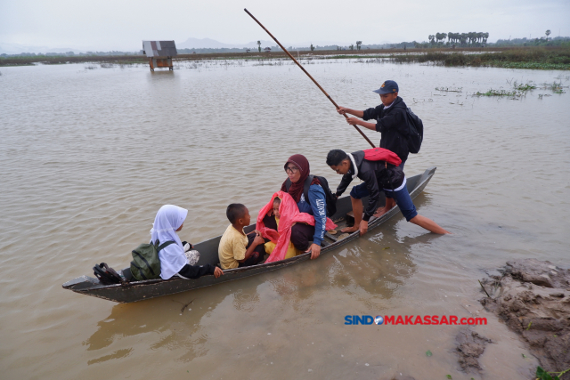 FOTO: Semangat Perjuangan Siswa Sekolah untuk Meraih Pendidikan