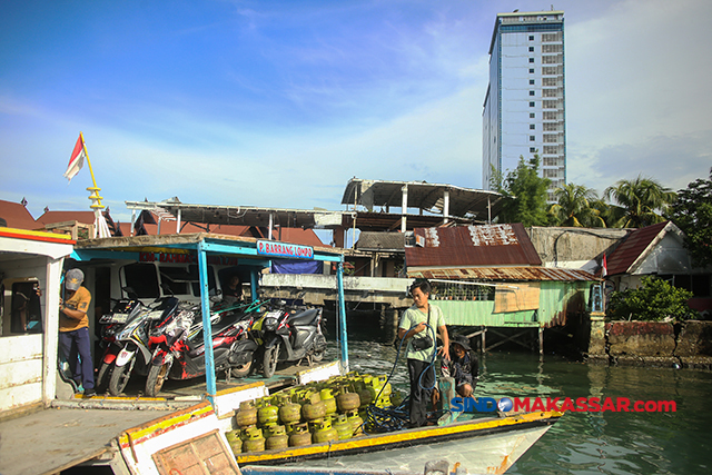 Perahu mengangkut tabung LPG (Liquified Petroleum Gas) di Dermaga Kayu Bangkoa, Makassar.