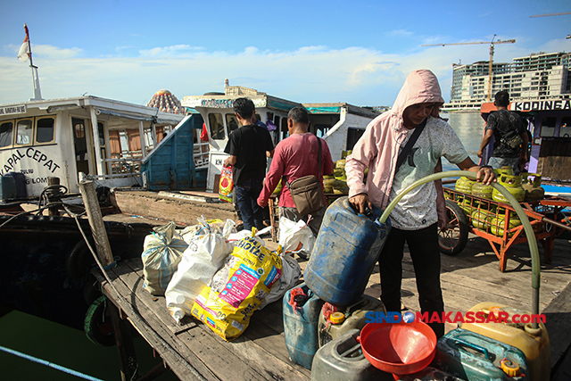 Warga mengangkut jerigen berisi BBM jenis pertalite di Dermaga Kayu Bangkoa, Makassar,