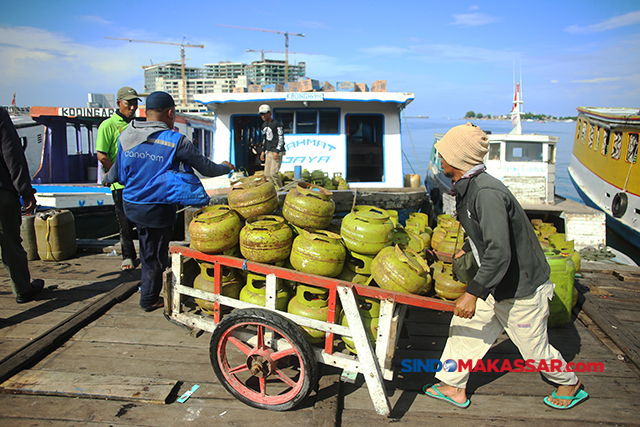 Pekerja mengangkut tabung LPG (Liquified Petroleum Gas) di Dermaga Kayu Bangkoa, Makassar.