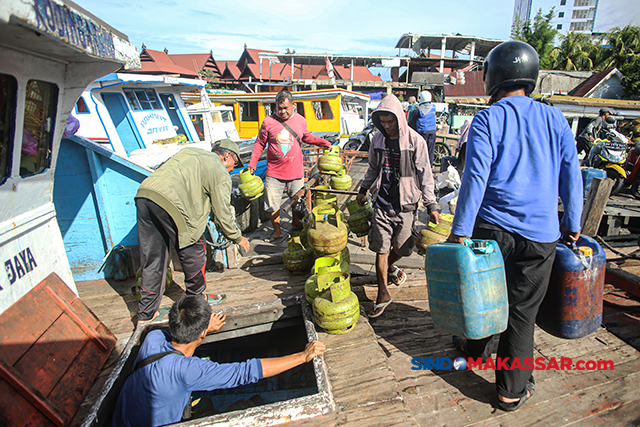 Pekerja mengangkut tabung LPG (Liquified Petroleum Gas) di Dermaga Kayu Bangkoa, Makassar.