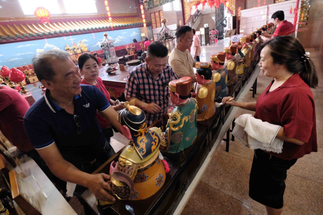 FOTO: Pembersihan patung dewa di Kelenteng Xian Ma Makassar