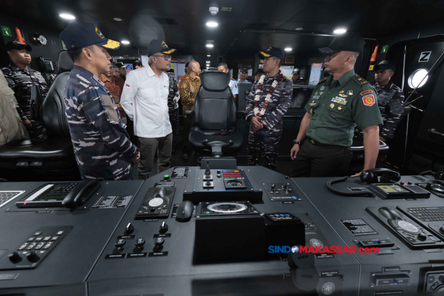 KRI Marlin 877  adalah jenis kapal Patroli Cepat 60 Meter atau yang lebih dikenal dengan sebutan PC 60 M merupakan kapal perang buatan dalam negeri, yang ditugaskan untuk memperkuat jajaran Satuan Patroli Lantamal VI Makassar jajaran Koarmada II. 