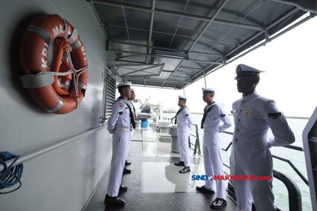 Sejumlah prajurit TNI Angkatan Laut bersiap menyambut kedatangan KRI Marlin-877 yang di Dermaga Lantamal VI Makassar.