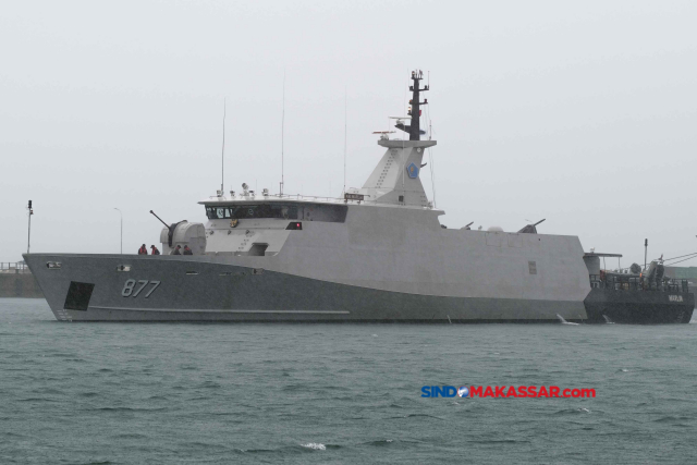 KRI Marlin 877  adalah jenis kapal Patroli Cepat 60 Meter atau yang lebih dikenal dengan sebutan PC 60 M merupakan kapal perang buatan dalam negeri, yang ditugaskan untuk memperkuat jajaran Satuan Patroli Lantamal VI Makassar jajaran Koarmada II. 