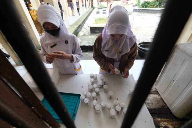 Beberapa tenaga kesehatan menyiapkan obat untuk pasien depresi atau gangguan jiwa di Rumah Sakit Umum Daerah (RSUD) Dadi, Makassar.