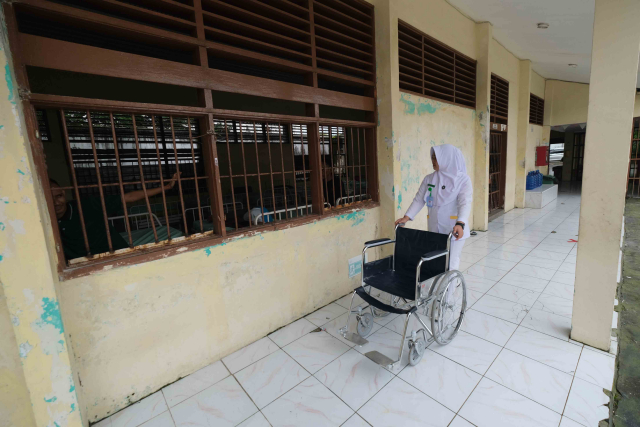 Tenaga kesehatan menyiapkan tempat untuk pasien depresi atau gangguan jiwa di Rumah Sakit Umum Daerah (RSUD) Dadi, Makassar.