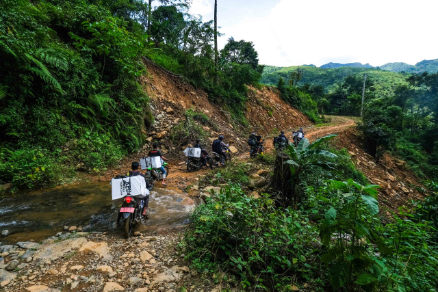 Sejumlah petugas pemungutan suara (PPS) membawa kotak suara Pemilu melalui medan pegunungan menuju Tempat Pemungutan Suara (TPS) 02 Dusun Cindakko, Desa Bonto Somba, Kecamatan Tompobulu, Kabupaten Maros.