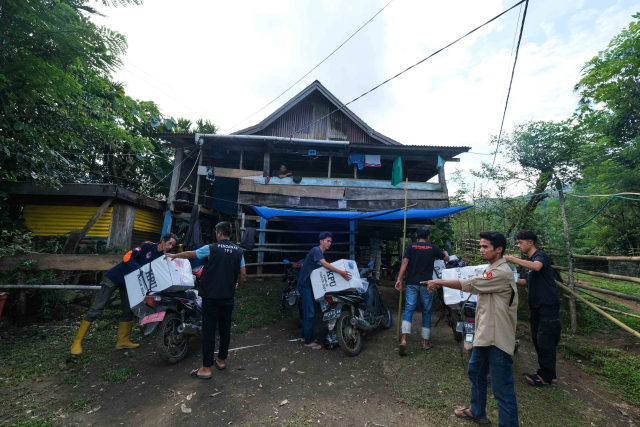 Sejumlah petugas pemungutan suara (PPS) membawa kotak suara Pemilu melalui medan pegunungan menuju Tempat Pemungutan Suara (TPS) 02 Dusun Cindakko, Desa Bonto Somba, Kecamatan Tompobulu, Kabupaten Maros.