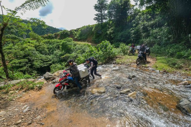 Sejumlah petugas pemungutan suara (PPS) membawa kotak suara Pemilu melalui medan pegunungan menuju Tempat Pemungutan Suara (TPS) 02 Dusun Cindakko, Desa Bonto Somba, Kecamatan Tompobulu, Kabupaten Maros.