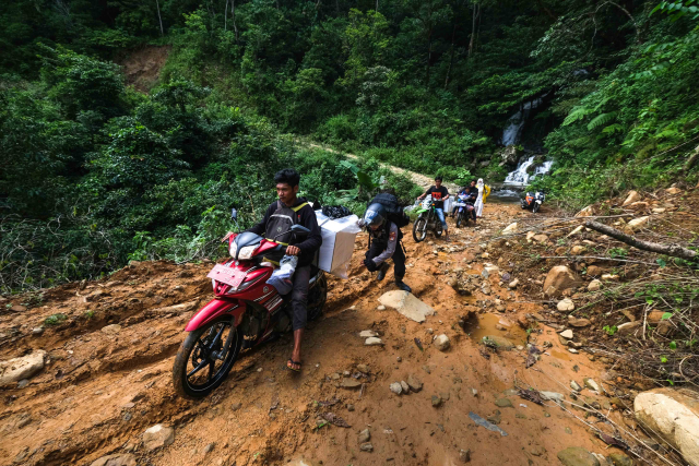 Sejumlah petugas pemungutan suara (PPS) membawa kotak suara Pemilu melalui medan pegunungan menuju Tempat Pemungutan Suara (TPS) 02 Dusun Cindakko, Desa Bonto Somba, Kecamatan Tompobulu, Kabupaten Maros.