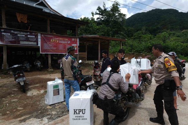 Sejumlah petugas pemungutan suara (PPS) membawa kotak suara Pemilu melalui medan pegunungan menuju Tempat Pemungutan Suara (TPS) 02 Dusun Cindakko, Desa Bonto Somba, Kecamatan Tompobulu, Kabupaten Maros.