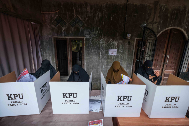 Sejumlah warga jemaah An-Nadzir memberikan hak suaraya untuk pemilihan Legislatif, Presiden dan Wakil Presiden di tempat pemungutan suara (TPS) 08 ,Desa Mawang, Kecamatan Romang Tangayya, Kabupaten Gowa, Propinsi Sulawesi Selatan.