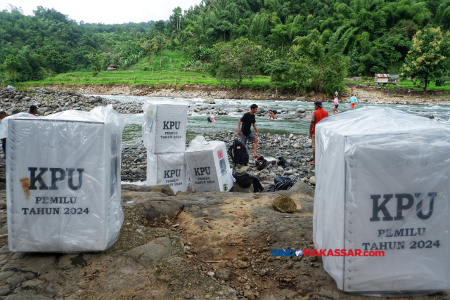 Petugas Kelompok Penyelenggara Pemungutan Suara (KPPS) bersama personil kepolisian bersiap mengangkut kotak suara dari Tempat Pemungutan Suara (TPS) usai dilakukan Pemilihan Umum (Pemilu) di Desa Bonto Matinggi, Kecamatan Tompobulu, Kabupaten Maros, Sulsel