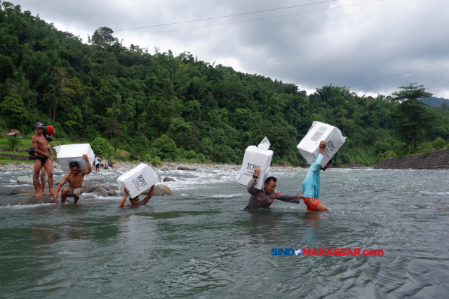 Petugas Kelompok Penyelenggara Pemungutan Suara (KPPS) bersama personil kepolisian mengangkut kotak suara dari Tempat Pemungutan Suara (TPS) usai dilakukan Pemilihan Umum (Pemilu) di Desa Bonto Matinggi, Kecamatan Tompobulu, Kabupaten Maros, Sulsel