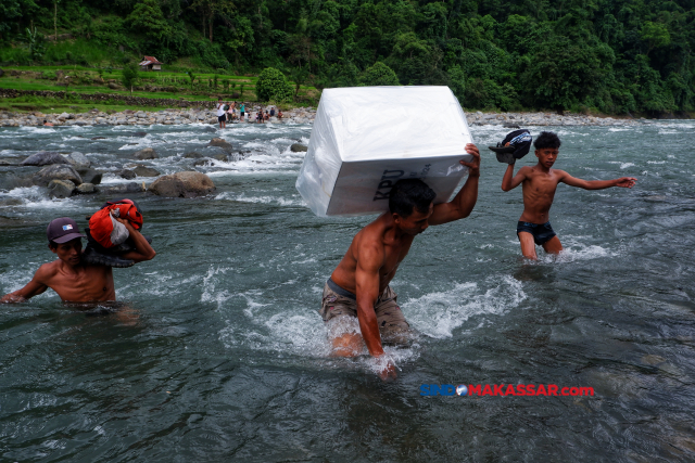 Pengumpulan kembali logistik Pemilu 2024 hasil pemungutan suara tersebut dilakukan dari pelosok desa dan harus melewati arus sungai yang deras karna tidak adanya jembatan penghubung di daerah tersebut.