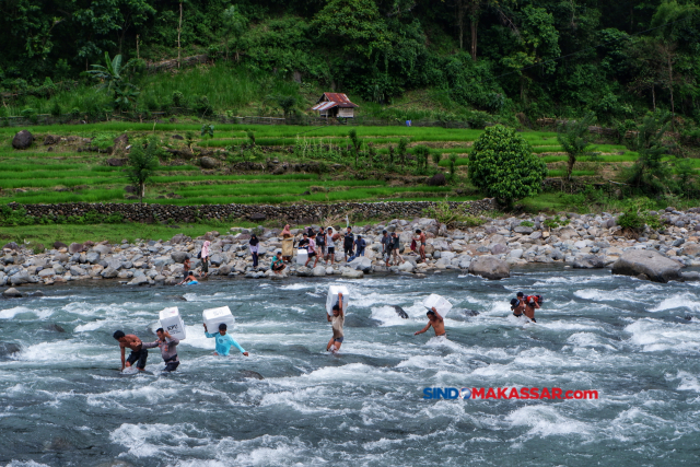 FOTO:  Susur Sungai Kembalikan Logisitk Pemilu dari Desa Pelosok Maros