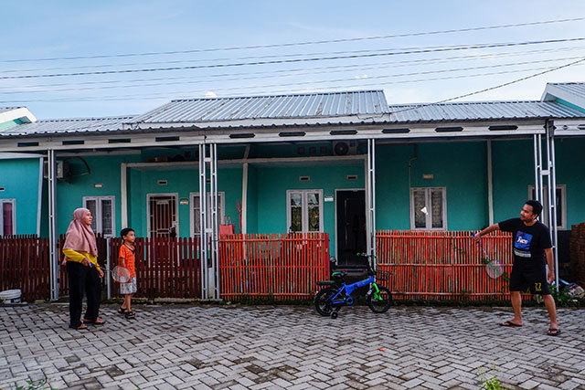 Warga bermain Badminton di depan rumahnya di D'Pattiro Hill di Kabupaten Gowa, Sulawesi Selatan, Senin (27/1/2024). (27/1/2024). Bank BTN terus menunjukkan komitmennya yang kuat dalam mendukung pertumbuhan ekonomi negara dengan menjadi bank penyalur kredit pemilikan rumah (KPR) terbesar di Indonesia.