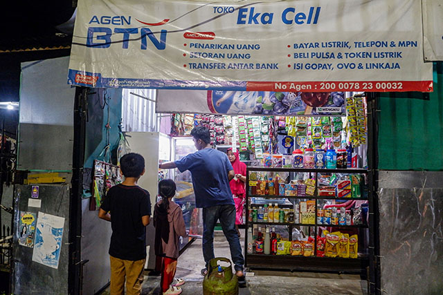 Pemilik rumah memanfaatkan halaman rumahnya untuk berjualan dan menjadi agen BTN di Perumnas Antang, Makassar, Minggu (18/2/2024). Bank BTN terus menunjukkan komitmennya yang kuat dalam mendukung pertumbuhan ekonomi negara dengan menjadi bank penyalur kredit pemilikan rumah (KPR) terbesar di Indonesia.